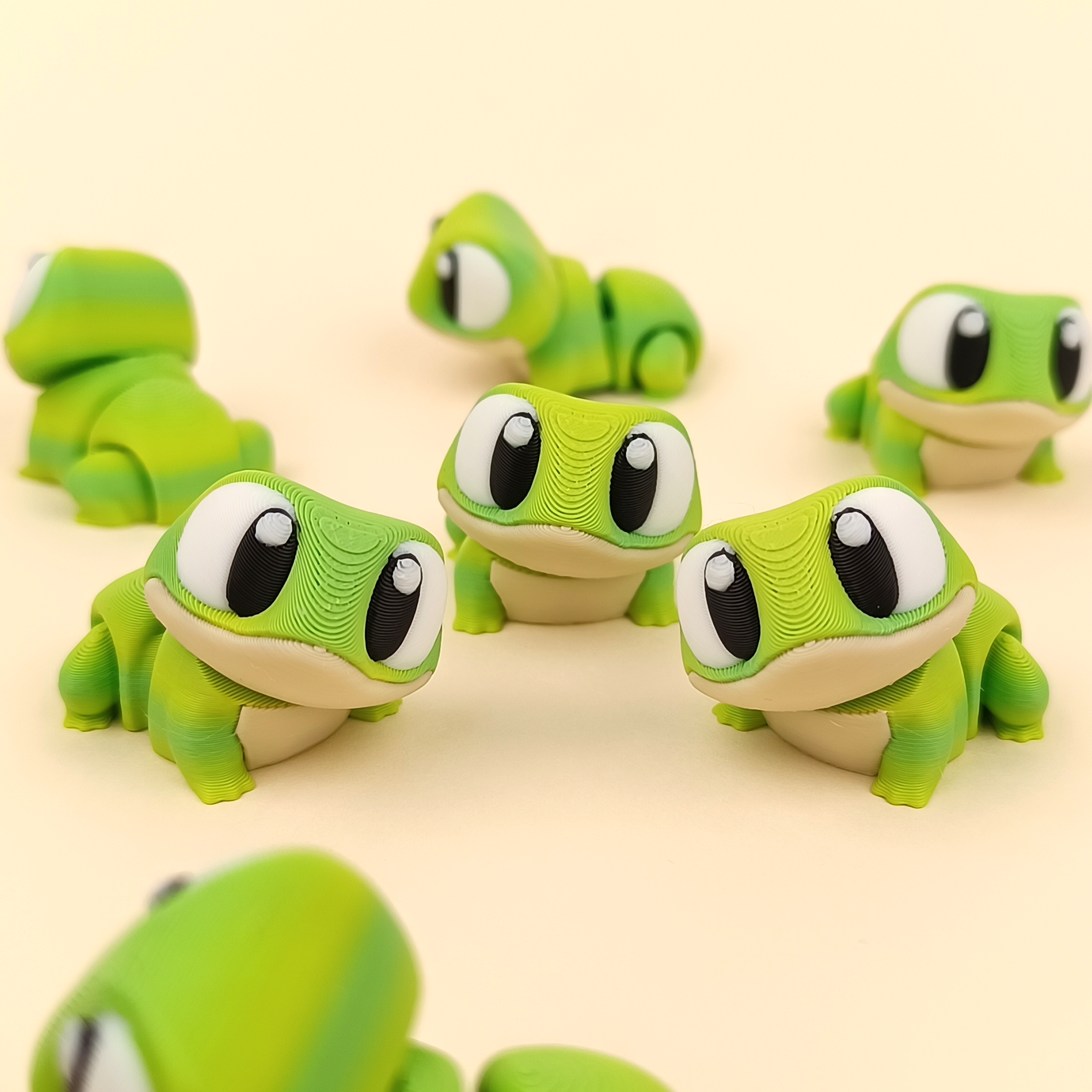 Mini Frogs – Adorable Articulated Amphibian Companions (Set of 5)