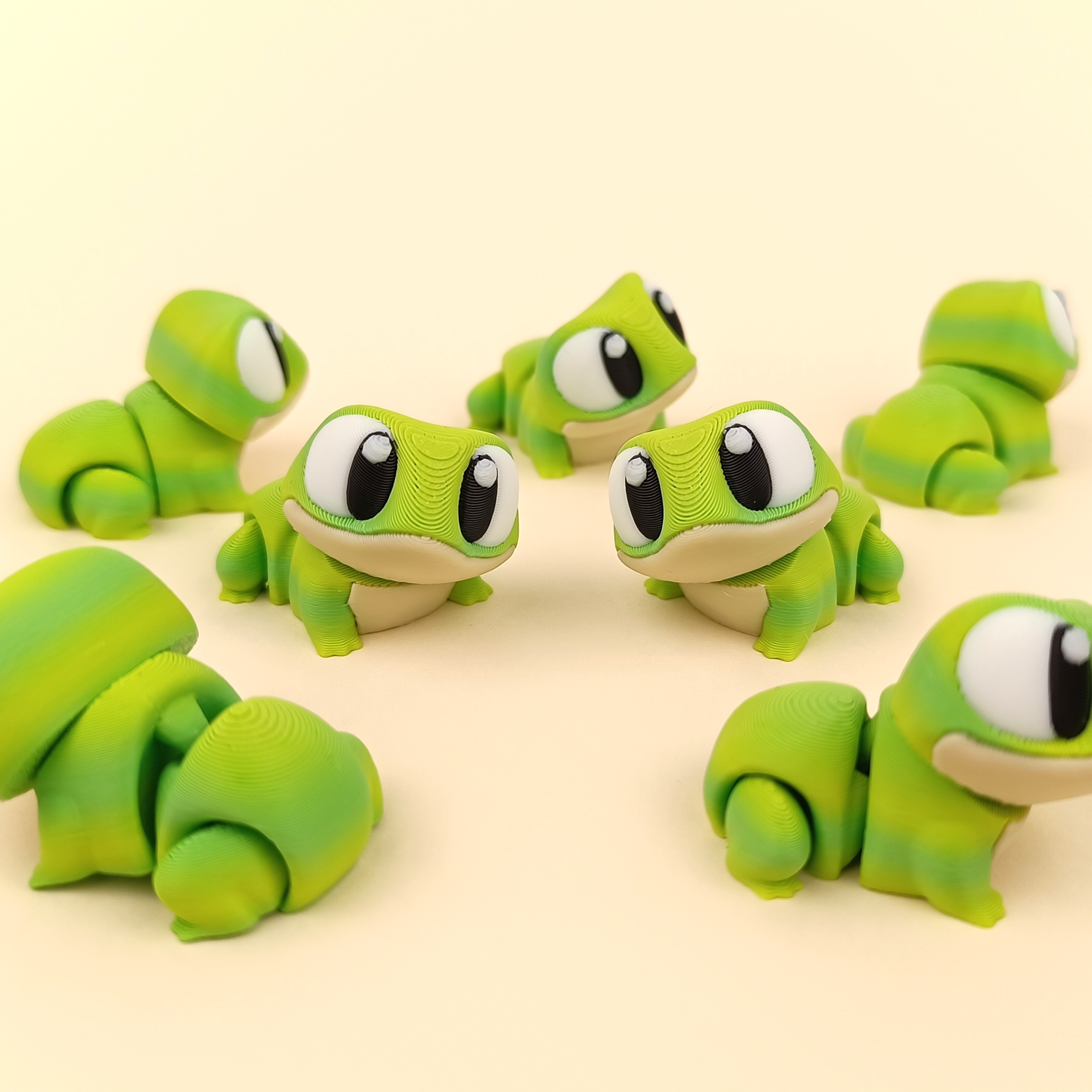 Mini Frogs – Adorable Articulated Amphibian Companions (Set of 5)