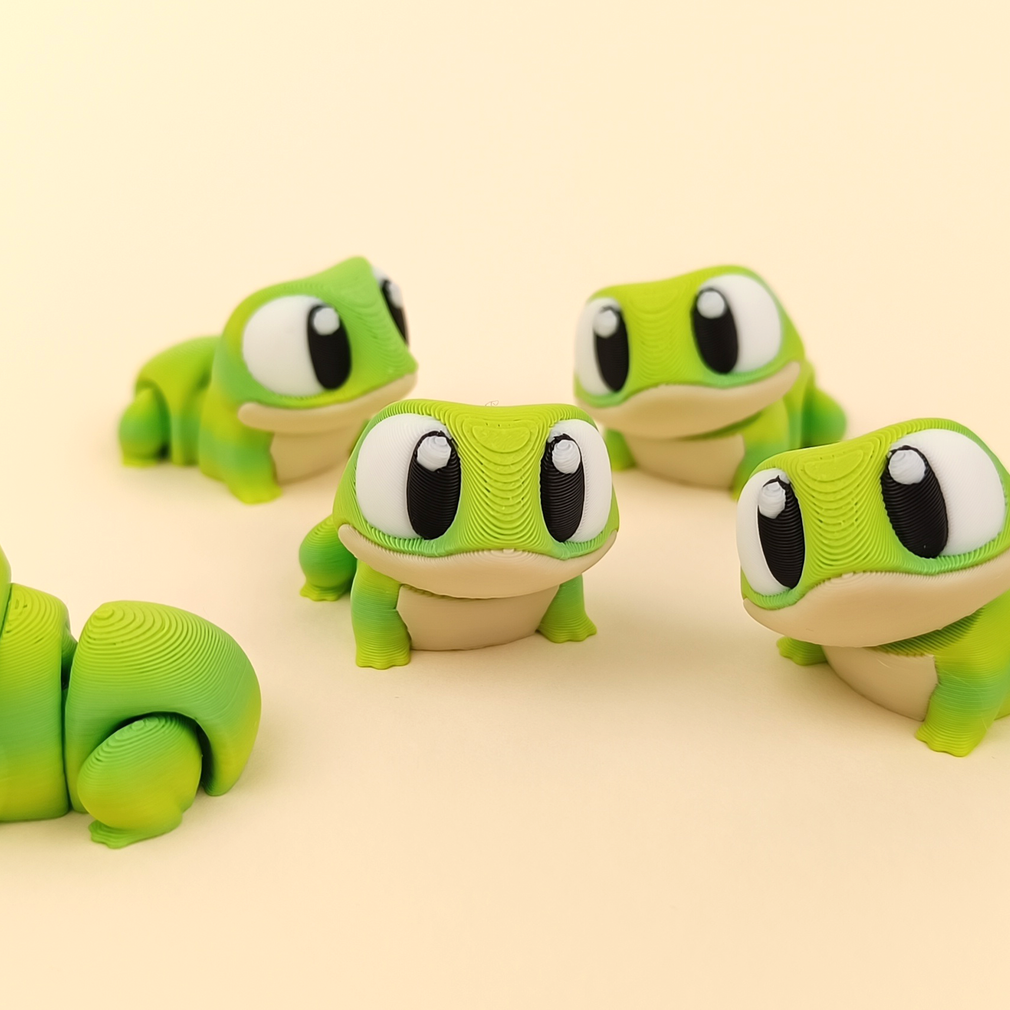 Mini Frogs – Adorable Articulated Amphibian Companions (Set of 5)